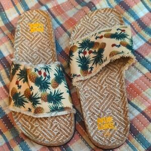 Pineapple Tropical Sandals Muk Luks 10